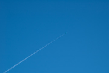large jet and vapor fuel trail