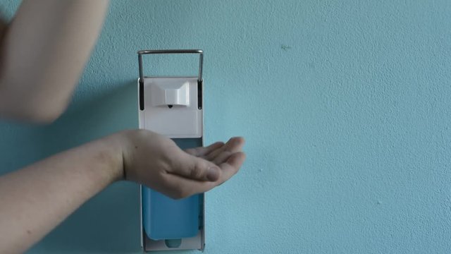 Hygienische H&auml;ndedesinfektion mit einem Spender in der Praxis