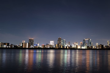 Obraz na płótnie Canvas 淀川と大阪市内の夜景
