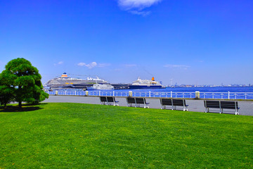 夏の山下公園と停泊中の大型客船