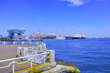 夏の山下公園と停泊中の大型客船