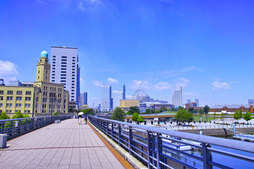 夏の横浜　汽車道プロムナードから見る横浜の風景
