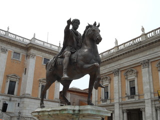 Fototapeta na wymiar statue de l'empereur auguste
