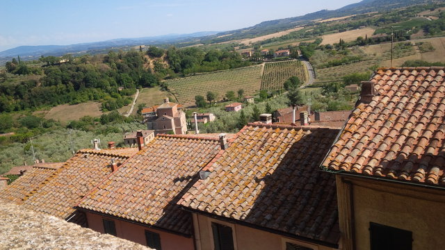 serie di tetti in fila