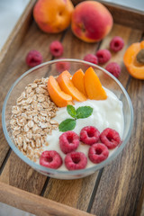 Joghurt mit Müsli und Beeren 
