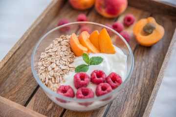 Joghurt mit Müsli und Beeren 