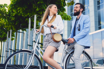 Obraz premium A couple on a date after bicycle ride in a city.