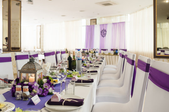 wedding banquet table in white and purple colours