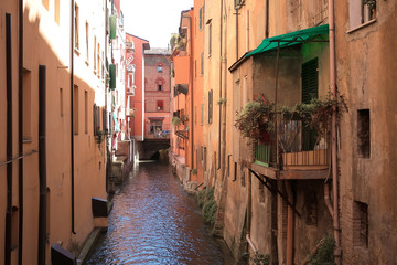 Fototapeta na wymiar Canal in Bologna, Italy