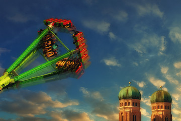 Oktoberfest Wiesn Fahrgeschäft Fahrgeschäfte Theresienwiese Frauenkirche Wolken Dom München
