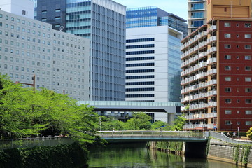 目黒川沿いのオフィスビル群