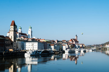 Fototapeta premium Panorama Pasawy z błękitnym niebem z Dunajem