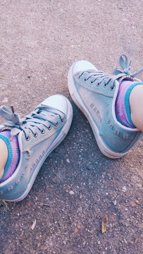 Chica con zapatillas vaqueras 