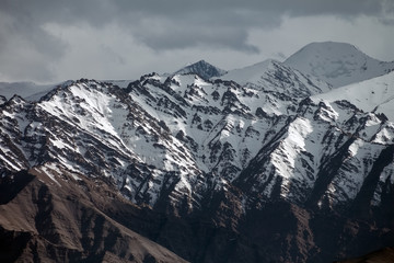 Fototapeta premium Snow mountain range in Leh Ladakh, India