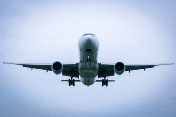 飛躍する飛行機