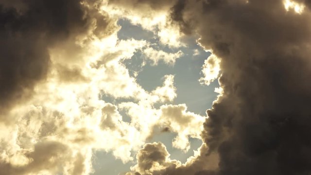 4k Time lapse Sonne bricht durch Wolken durch