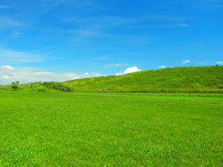 草原と土手と青空