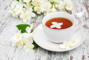 Obraz na płótnie Canvas Cup of tea with jasmine flowers