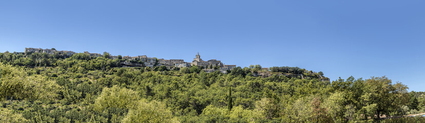 Fototapeta na wymiar view to old village of Venasque on a hill, Provence, France