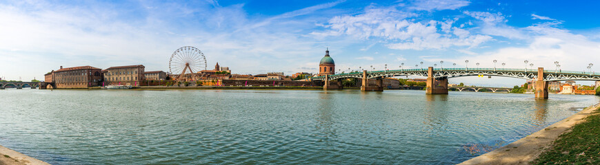 Naklejka premium Panoramique de la Garonne à Toulouse, Occitanie en France