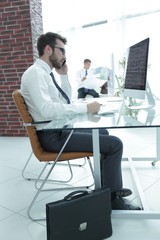 Manager communicates with the customer on the smartphone