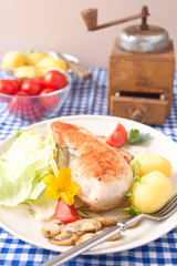 Putenfilet mit Kartoffeln und Salat