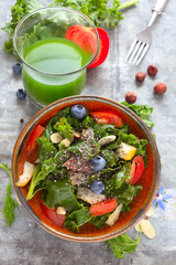 Grünkohl- Salat mit Tomaten, Blaubeeren, mandeln und Birne