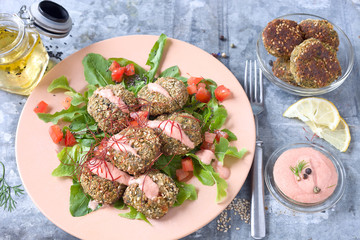 Grünkohl- Bratlinge mit Sesam und Salat