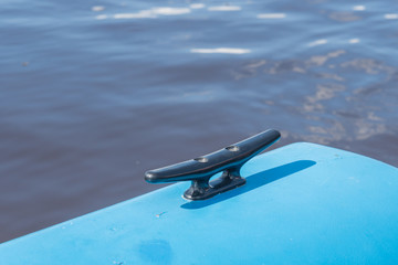 Klampe aus Kunstoff von einem boot