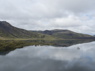 Reflet : entre montagne et lac (Landmannalaugar, Islande)