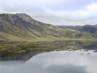 Fototapeta na wymiar Reflet : entre montagne et lac (Landmannalaugar, Islande)