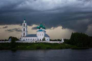Obraz premium beautiful church on the river bank during a heavy rain