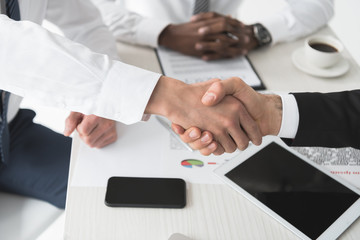 Obraz premium multicultural businessmen handshake