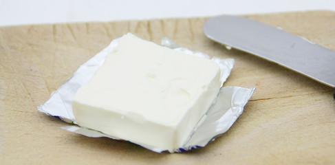 carré de fromage crémeux sur planche en bois