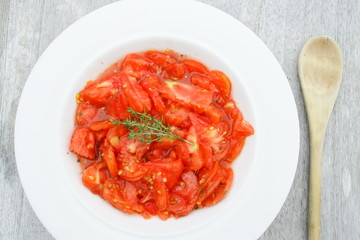 tomates en salade à la vinaigrette,crudités