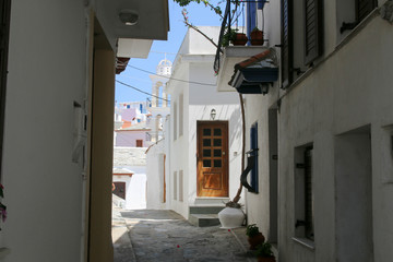 Fototapeta na wymiar On a stroll on the shady streets of Skopelos