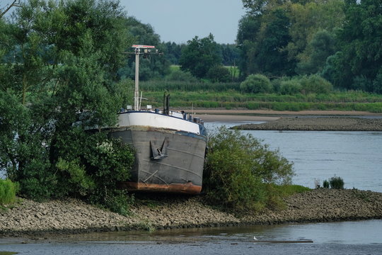 Havarie. Binnenschiff auf Buhne aufgelaufen.