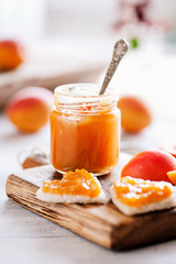Frische Aprikosenmarmelade  im Glas - Süßes Frühstück 