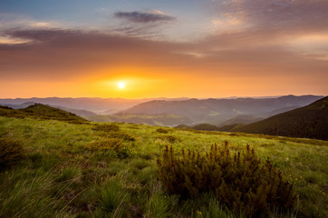 Fototapeta na wymiar Majestic sunset in the mountains landscape. hdr foto