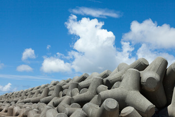 白い雲とテトラポット