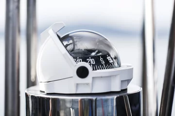 Photo sur Aluminium Naviguer A compass, a side  view from on a sailing yacht.