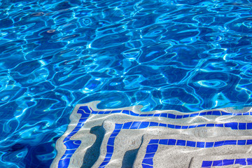 Obraz premium Bright water surface in the pool