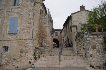 Fototapeta na wymiar Escaleras en callejón medieval