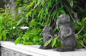 Obraz premium a two monkey statue with green leaf as background photo taken in jogja yogyakarta indonesia