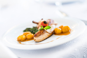 Pierś kurczaka z ziemniakami, czyli danie w restauracji na talerzu