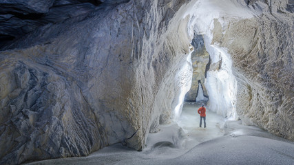 Grotte de glace, très rare paysage, surtout l'été et de pouvoir marcher sur l'eau. - obrazy, fototapety, plakaty