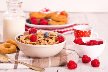 Breakfast with wholegrain cereals. 