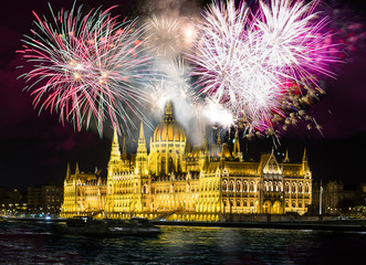 Fototapeta na wymiar Feuerwerk über dem Parlament in Budapest, Ungarn