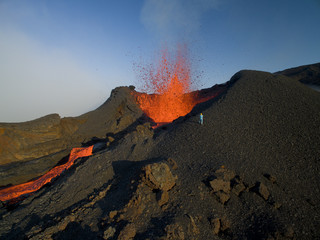 scientifiques au plus pres du cratère © Vincent