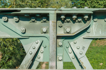 Detailaufnahme einer Eisenbrücke mit Schrauben und Nieten